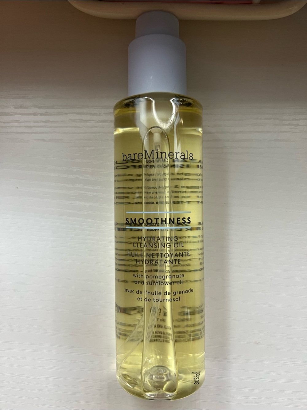 Bare Minerals  hydrating cleansing oil. No box but is new and not
Expired .
